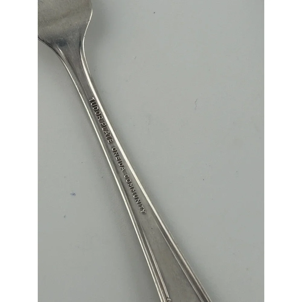 Set of 7 Vintage Oneida Community Tudor Plate Silver Plated Butter Knives Floral